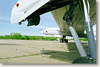 Вид на самолет со стороны левой подкрыльевой стойки шасси
