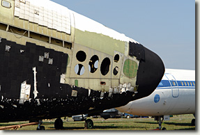 Носовая часть, вид справа. На заднем плане - "водородный" Ту-155