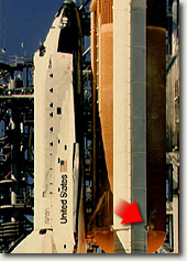 Первые секунды подъема ВКС "Challenger"; начало истечения раскаленных газов через стык в ТТУ