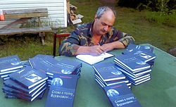 Владимир Ермолаев ставит автографы на первые экземпляры своей новой книги